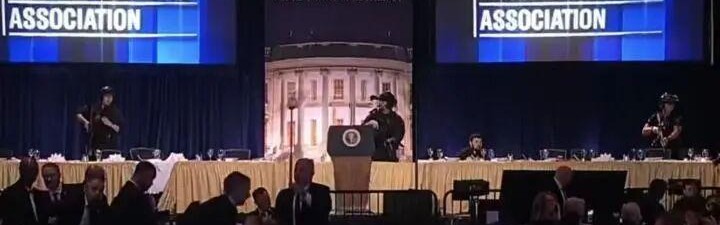 现场画面曝光！白宫记者晚宴酒店大堂传出至少5声枪响，特朗普与梅拉尼娅入场不足30分钟被紧急撤离，枪手在宴会厅外被击毙，晚宴继续举行
